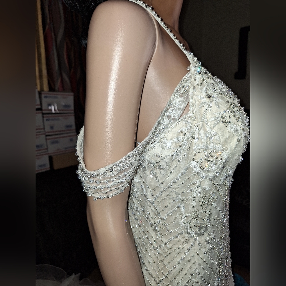 She's the Grand-Dom of all the wedding gowns. SIZE 12, # OJ1762 - Picture 4 of 14